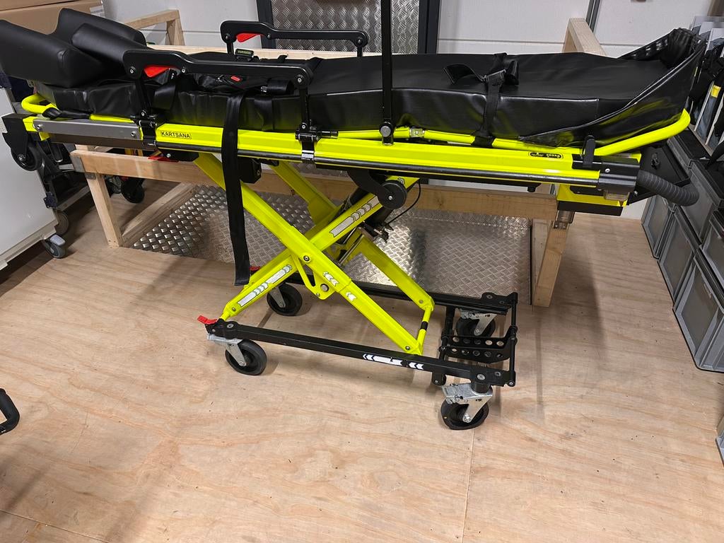 Kartsana elektrische brancard incl slede., Ophalen, Zo goed als nieuw