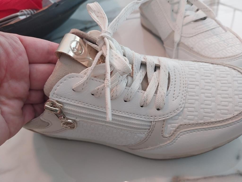 BASKETS TAMARIS TAILLE 39 POUR FEMME EN PARFAIT ÉTAT, Sports & Fitness, Basket, Enlèvement