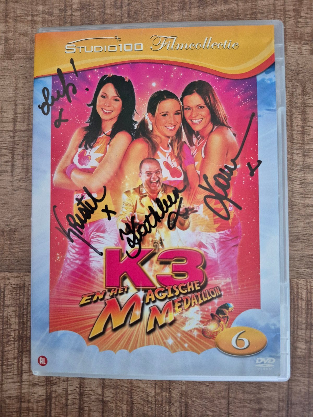 Gesigneerde NIEUWE dvd "K3 en het magische medaillon" van K3, Ophalen of Verzenden, Zo goed als nieuw