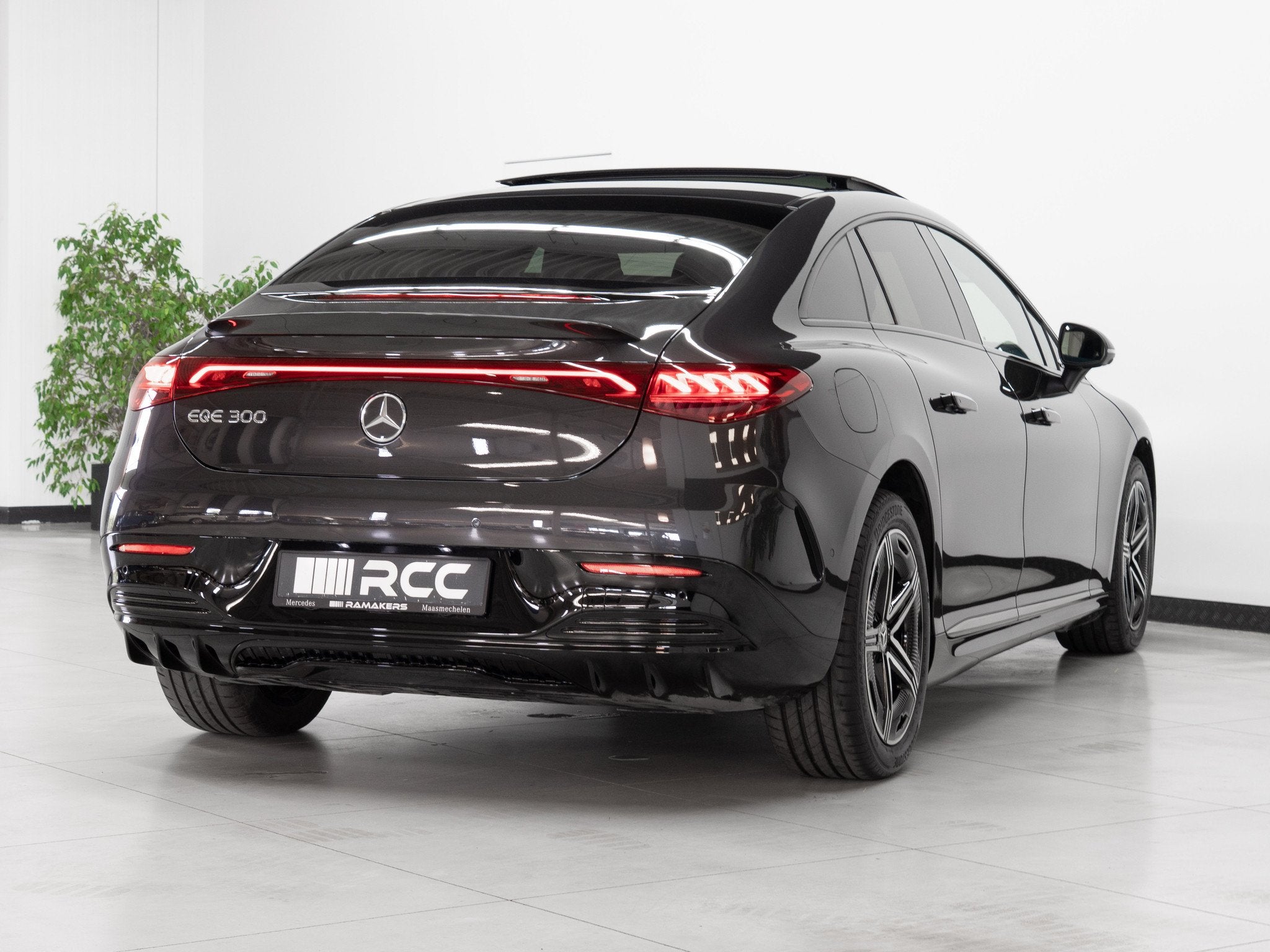 Mercedes-Benz EQE 300 AMG Night PANO Airmatic Achterassturin, Autos, Cuir, Argent ou Gris, 4 portes, Entreprise