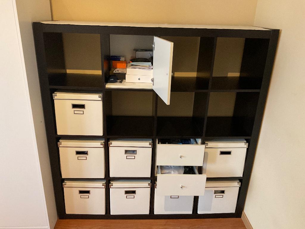 Open kast met 2 inzetten - Scheidingswad zwart - IKEA, Huis en Inrichting, Kasten | Overige, Gebruikt, Ophalen