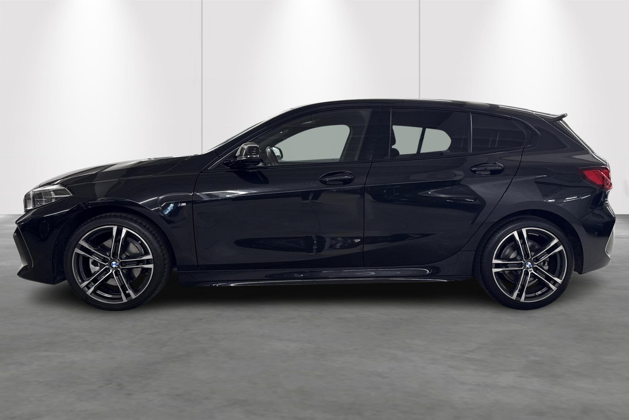 BMW 1 Serie Hatch M-SPORT 118iA (automatique), Autos, BMW, 100 kW, Achat, 129 g/km, 5 portes