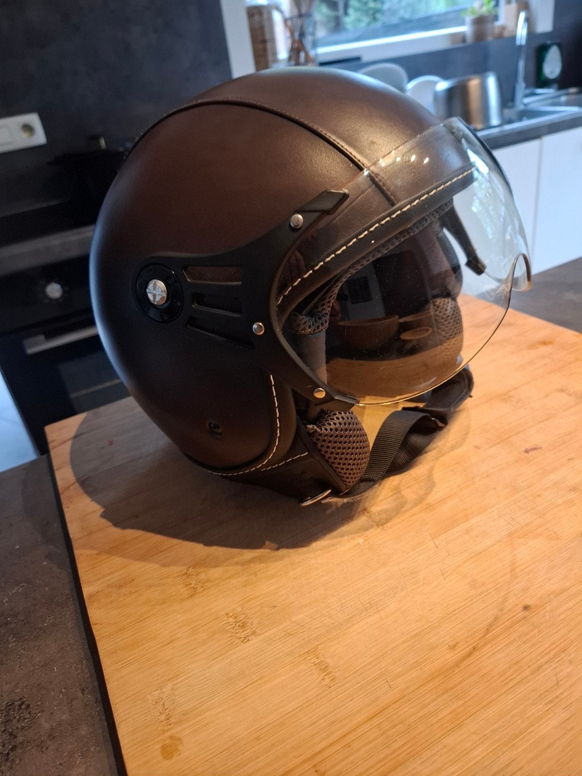 zeer mooie bruin lederen helm  medium in perfecte staat, Fietsen en Brommers, Ophalen, Medium