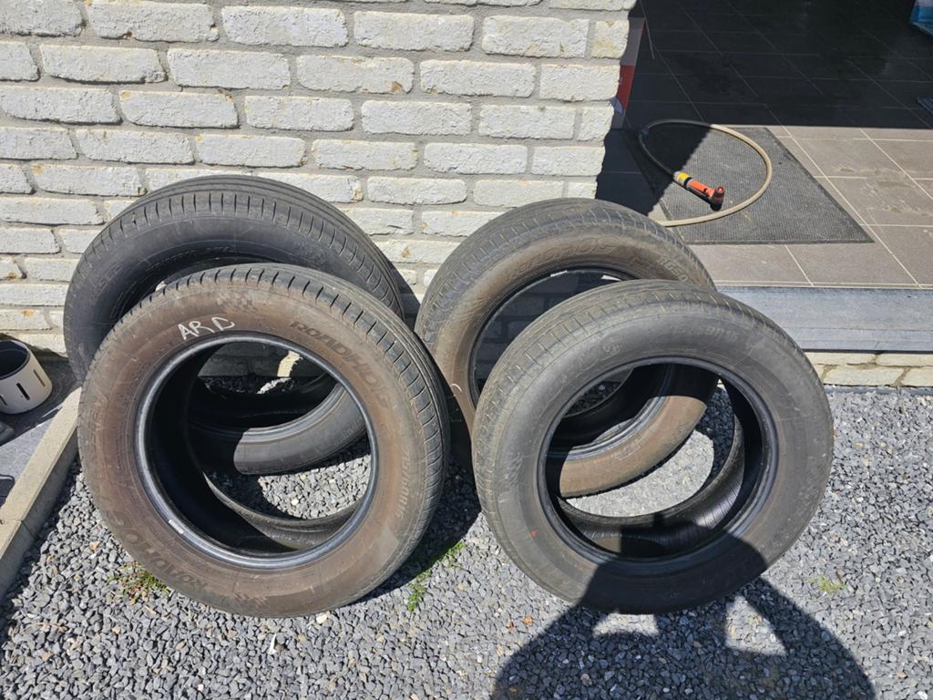 4 pneus 215/60 R16, servis une saison, en très bon état., Enlèvement