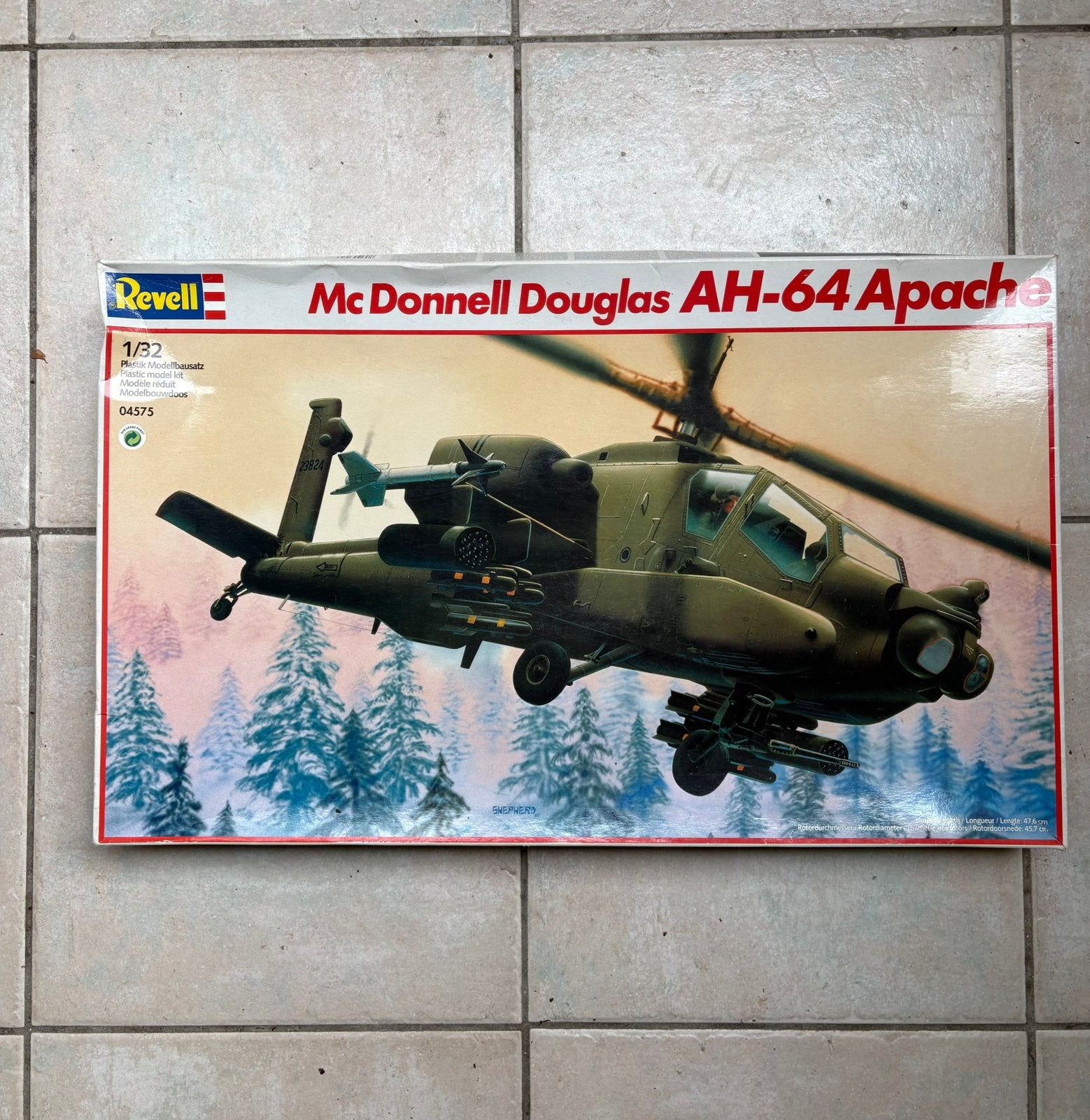 Revell 1/32 Apache mc donnell douglas AH64 (ongebouwd), Ophalen of Verzenden, Zo goed als nieuw, Revell