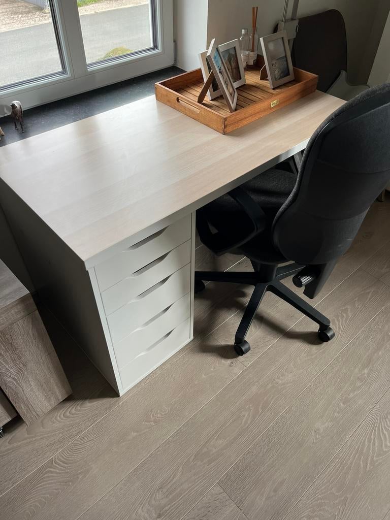 Ikea bureau + nieuwe bureaustoel te koop., Huis en Inrichting, Bureaus, Ophalen, Zo goed als nieuw