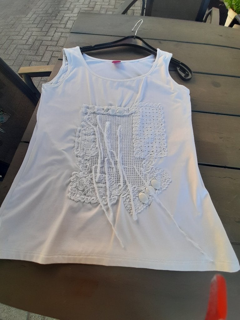 schitterend wit mouwloos t shirt "save the queen" mt 42, Maat 42/44 (L), Nieuw, Ophalen of Verzenden, Zonder mouw