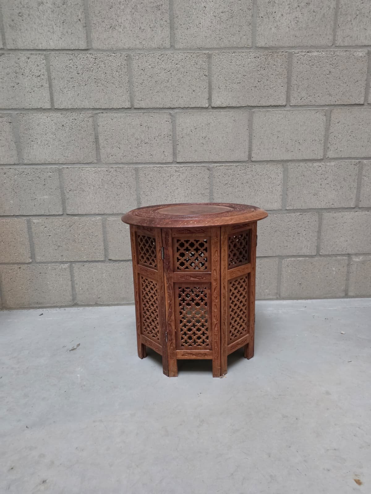 Oosterse / Marokkaanse Houten Bijzettafel met Houtsnijwerk, Tuin en Terras, Ophalen, Zo goed als nieuw