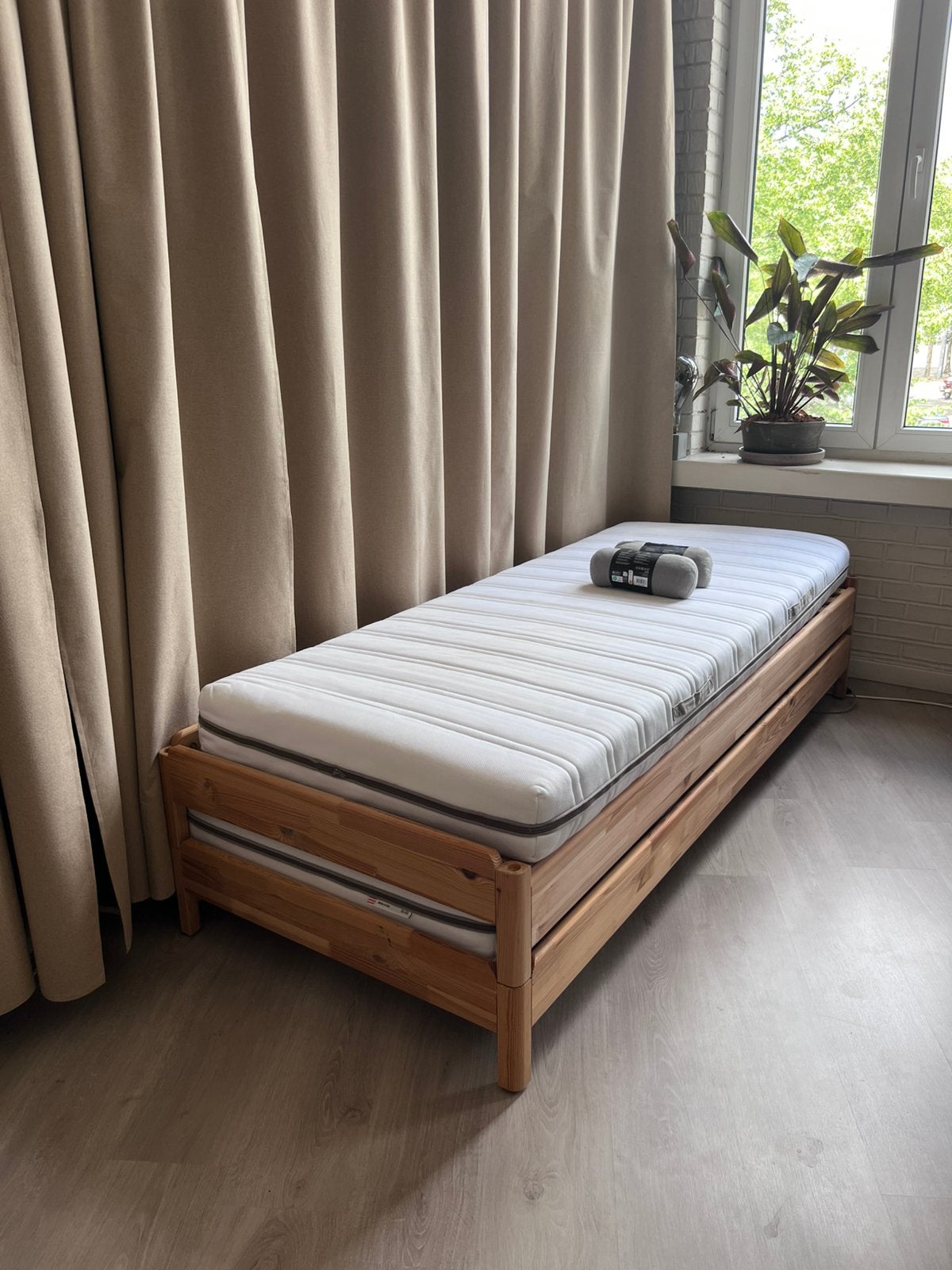 Lits d'appoint empilables IKEA, 2 pièces - avec matelas, Logeerbed / massief hout, Brun, Utilisé, 200 cm
