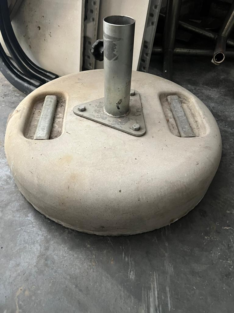Un pied de parasol en béton., Enlèvement, Comme neuf