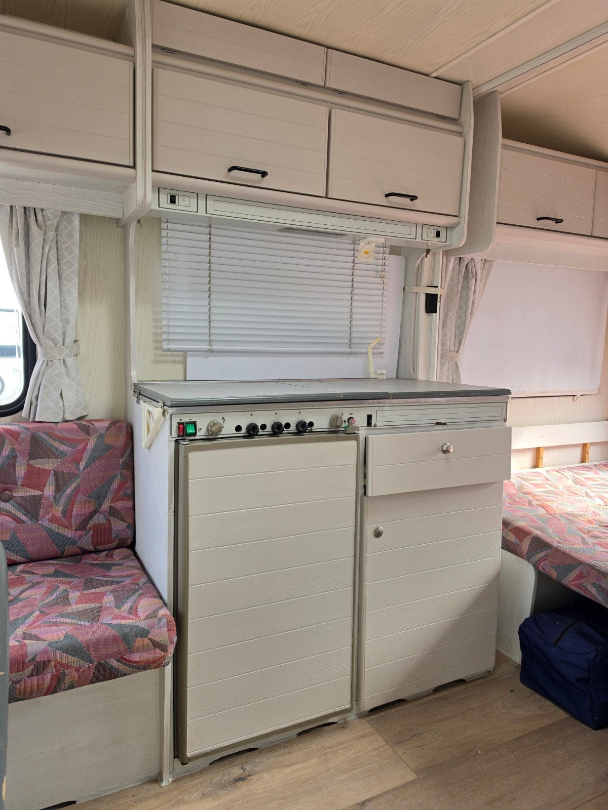 Caravan 750 kg chateau chiara, Dwarsbed, Particulier, Openslaande ramen, Tot en met 4
