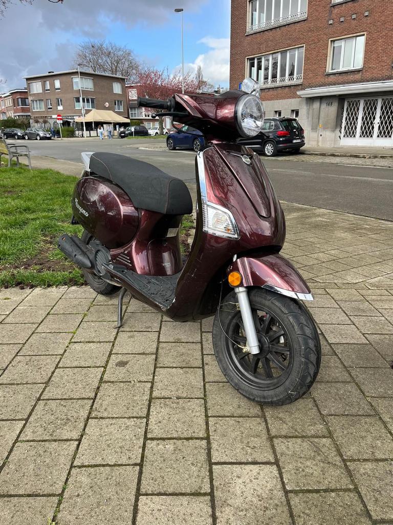 Scooter a klasse, Fietsen en Brommers, Ophalen, Zo goed als nieuw, Benzine
