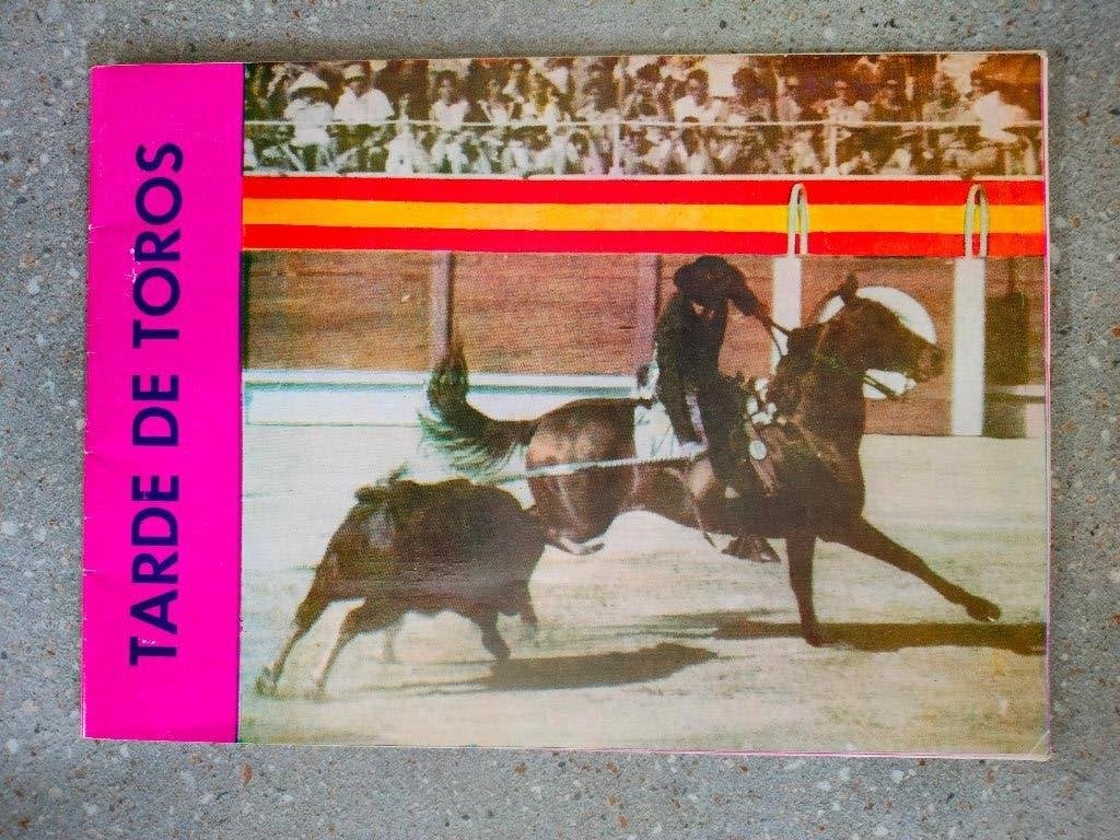 Tarde de Toros (boek over stierenvechten), 20e eeuw of later, Quinito Caldentey., Ophalen of Verzenden, Zo goed als nieuw