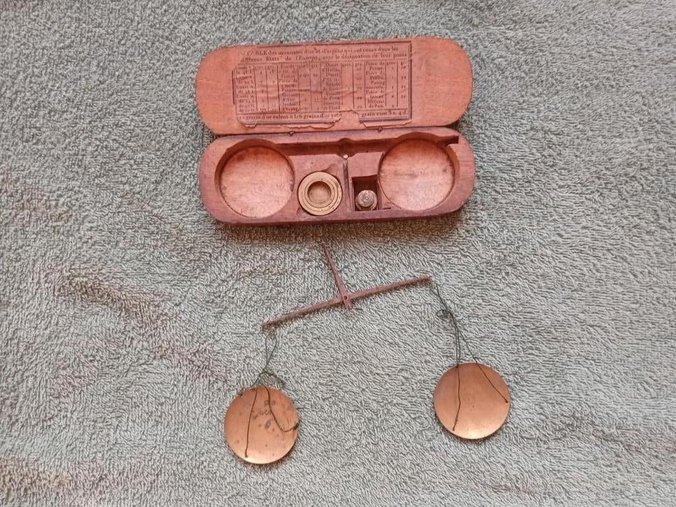 Ancienne petite balance, Enlèvement