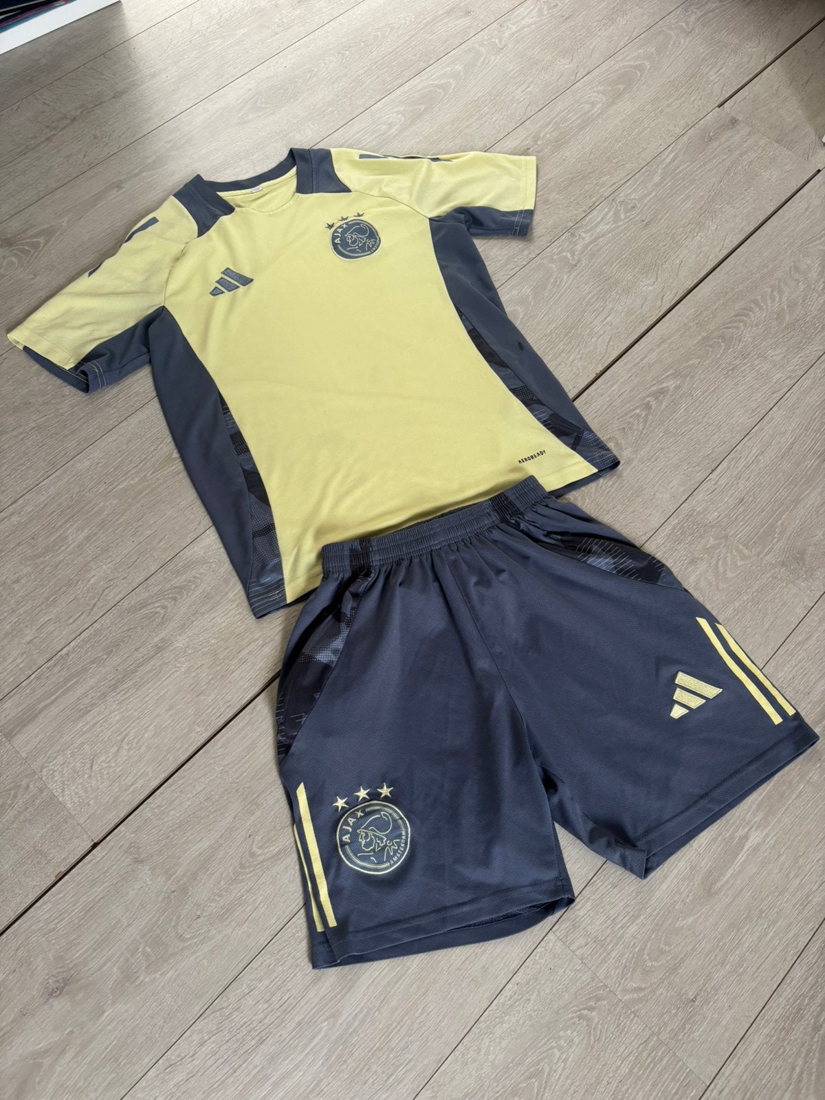 Ensemble d'entraînement Adidas Ajax (chemise et pantalon), Envoi, Comme neuf