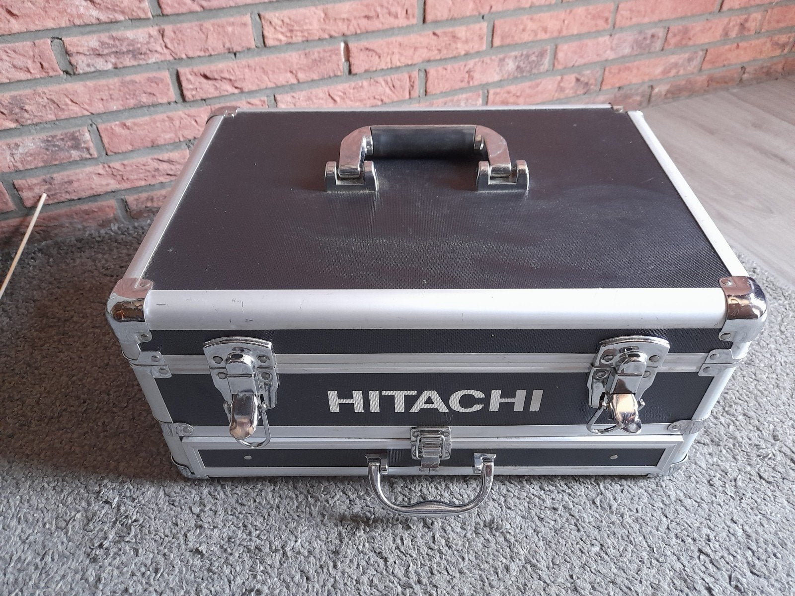 Hitachi opbergkoffer, Ophalen
