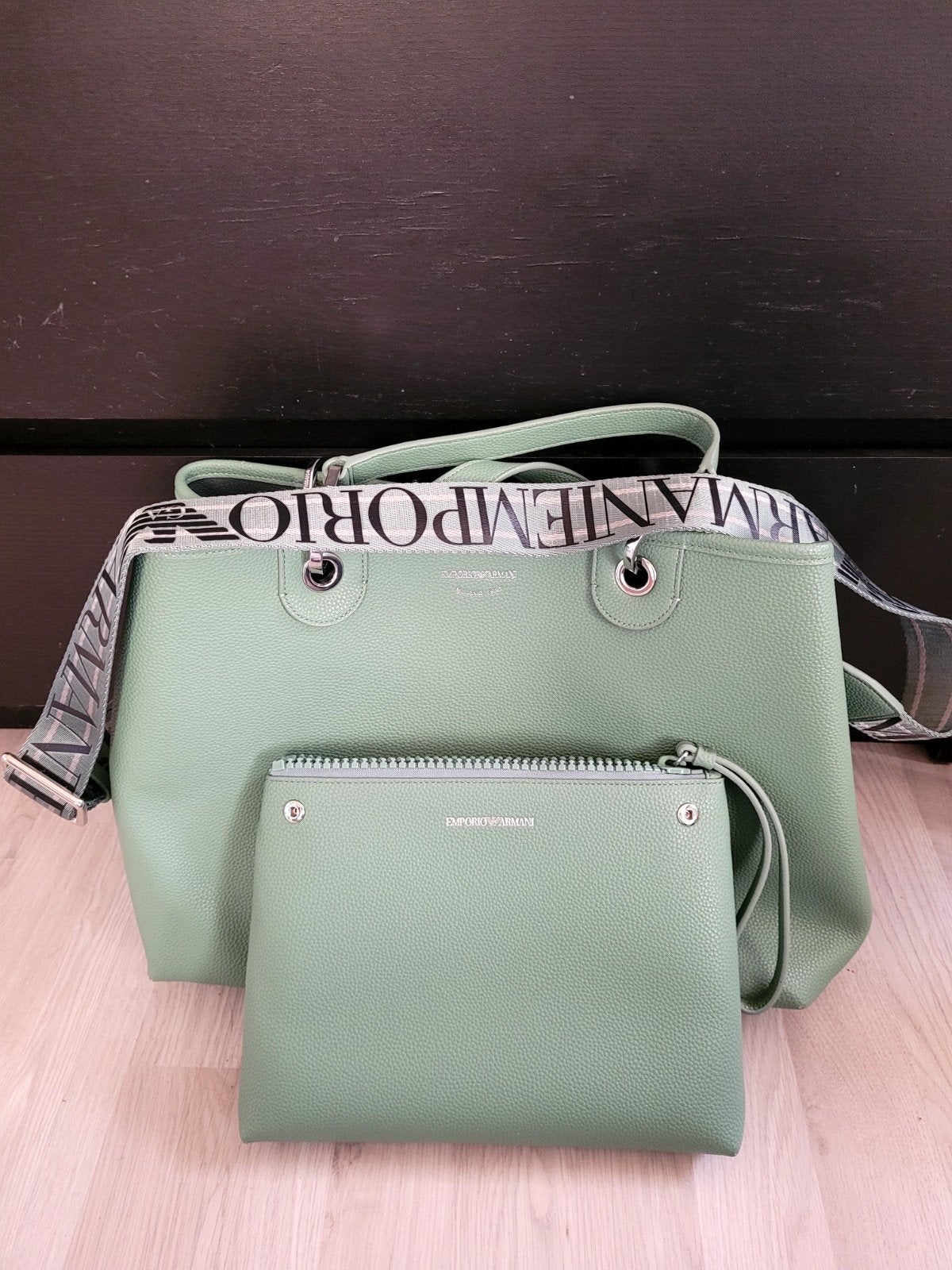 Emporio Armani handtas in pastelgroen, Handtassen en Accessoires, Tassen | Damestassen, Zo goed als nieuw, Handtas, Groen, Ophalen of Verzenden