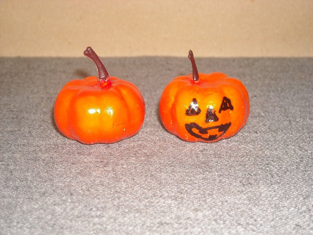 2 pompoenen, waarvan 1 met Halloweengezicht, Collections, Enlèvement ou Envoi, Utilisé, Maison de poupées