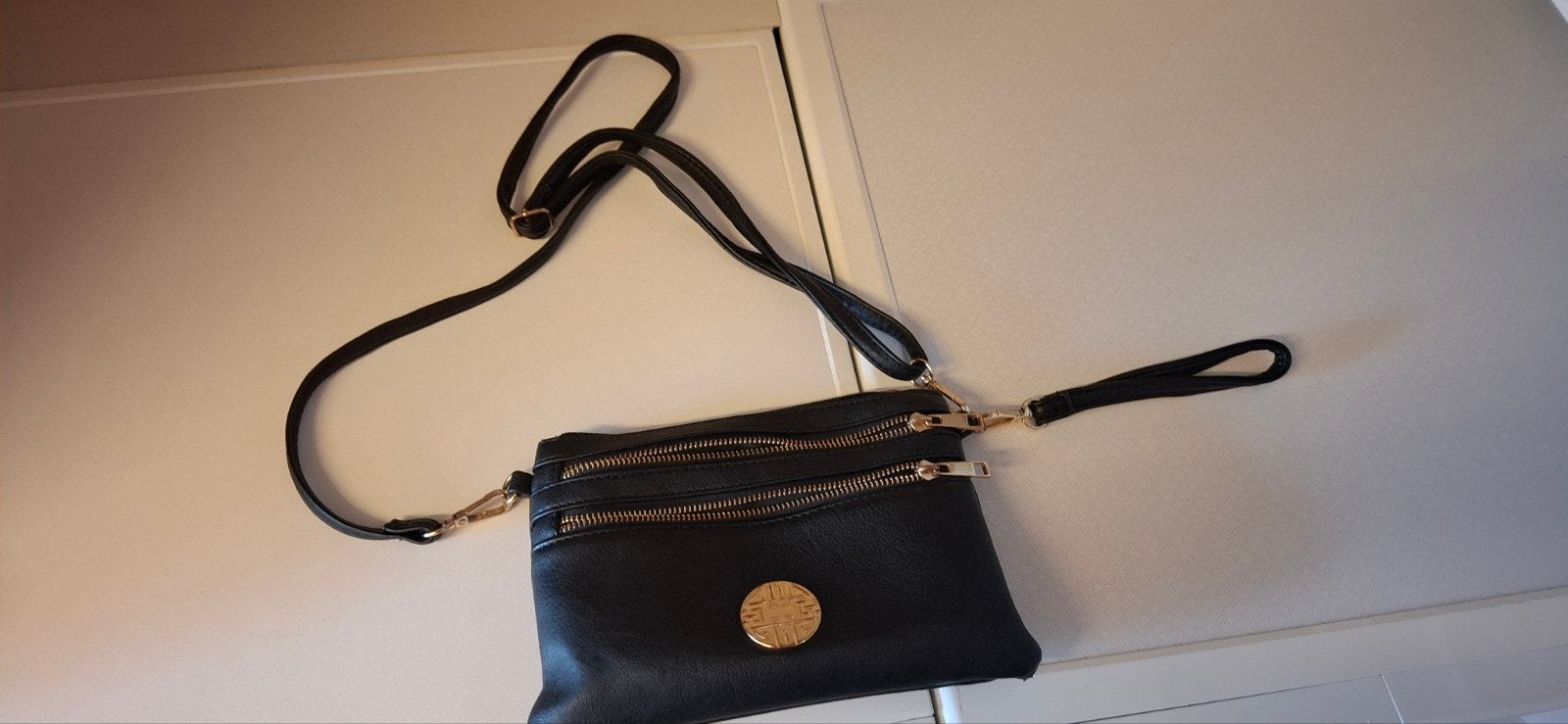 zwarte handtas met gouden ritsen, Handtassen en Accessoires, Ophalen of Verzenden, Zo goed als nieuw, Zwart, Handtas