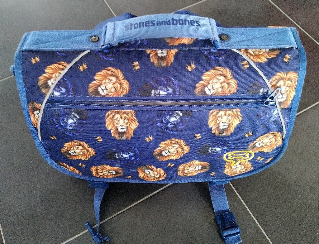 Boekentas Stones and Bones, Handtassen en Accessoires, Tassen | Schooltassen, Minder dan 30 cm, Blauw, Aktetas of Boekentas, Ophalen of Verzenden