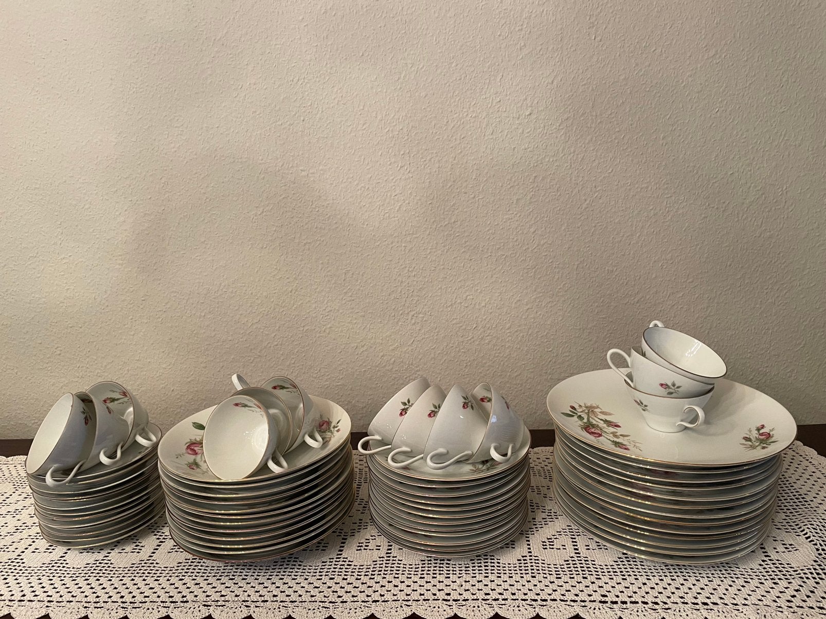 Twaalfdelig vintage servies van Bavaria mrt rozenknopmotief, Ophalen