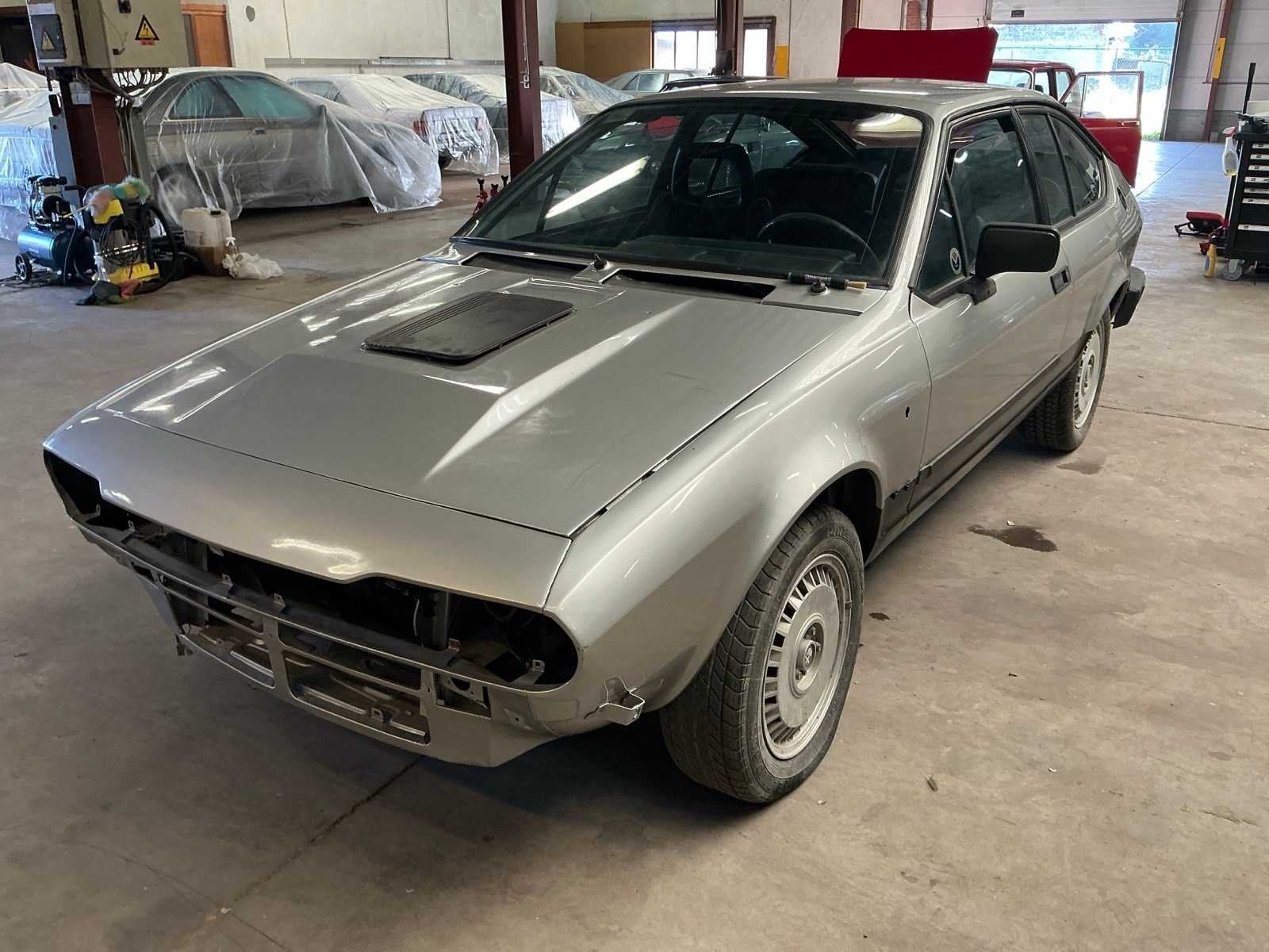 Alfa Romeo GTV V6 Classic Car 1985 (projet de restauration), Autos, Achat, Entreprise, Boîte manuelle, Autre carrosserie