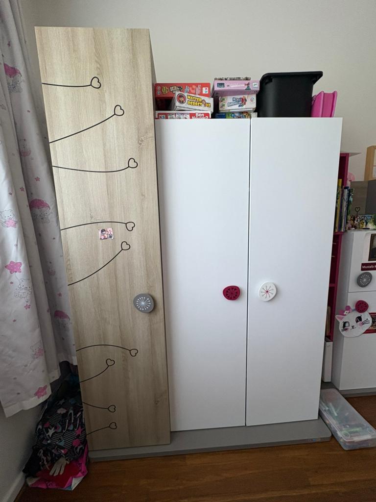 Magnifique armoire fille design blanc & bois, Enfants & Bébés, Chambre d'enfant | Commodes & Armoires, 105 cm ou plus, Comme neuf