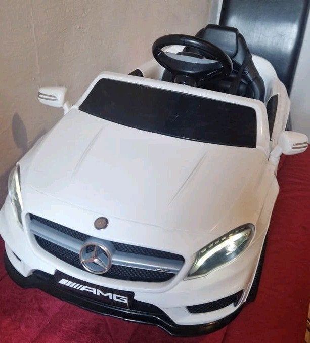 Voiture électrique pour enfants à vendre. La batterie est dé