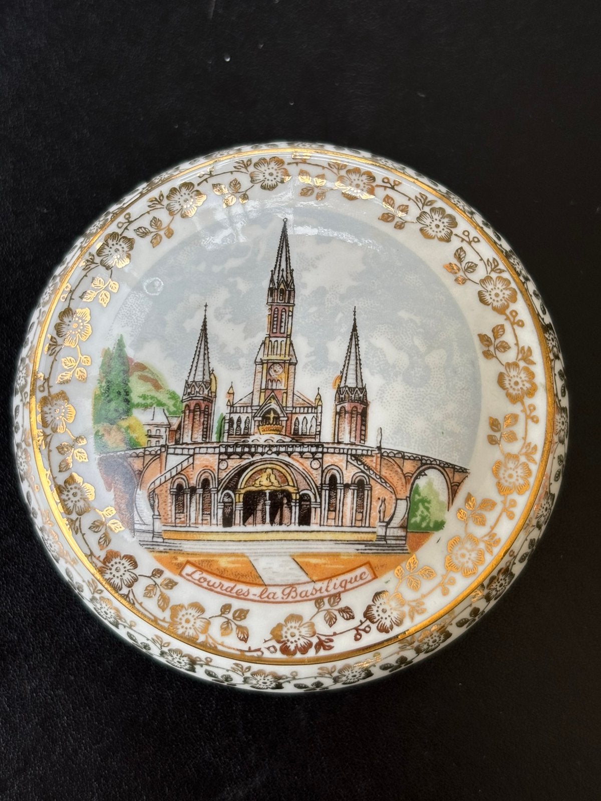Limoges potje van de basiliek van Lourdes, Ophalen