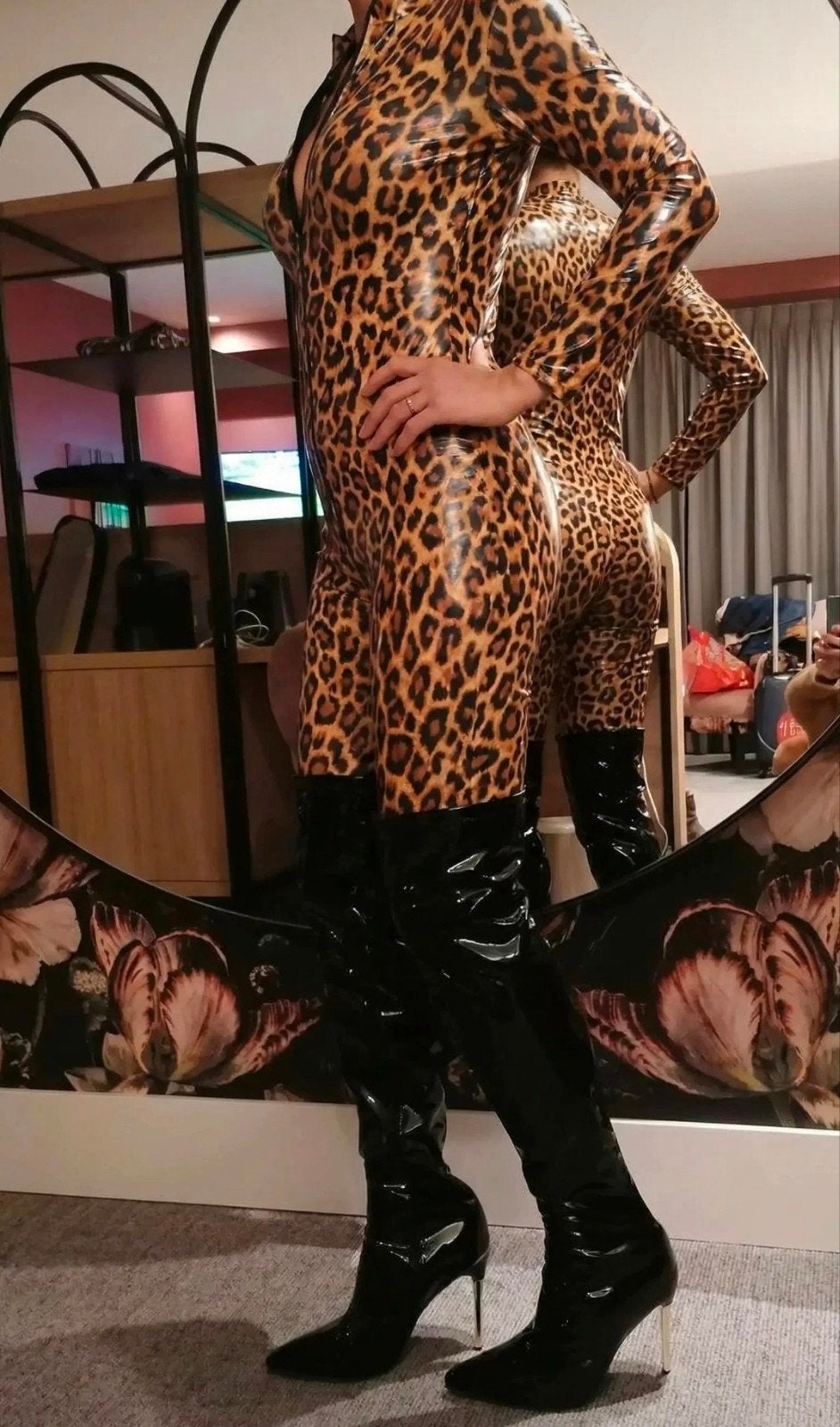 Lak catsuit in pantermotief, Verzenden