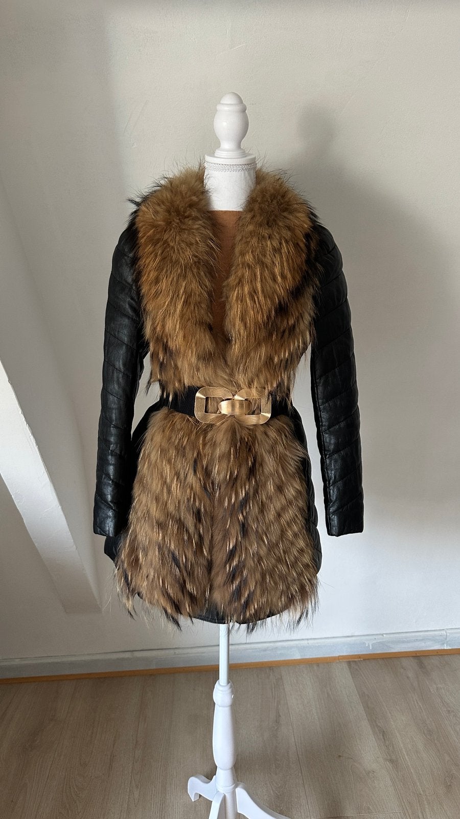 Veste en cuir avec jolie fourrure de raton laveur, Enlèvement ou Envoi, Neuf, Taille 36 (S), Noir