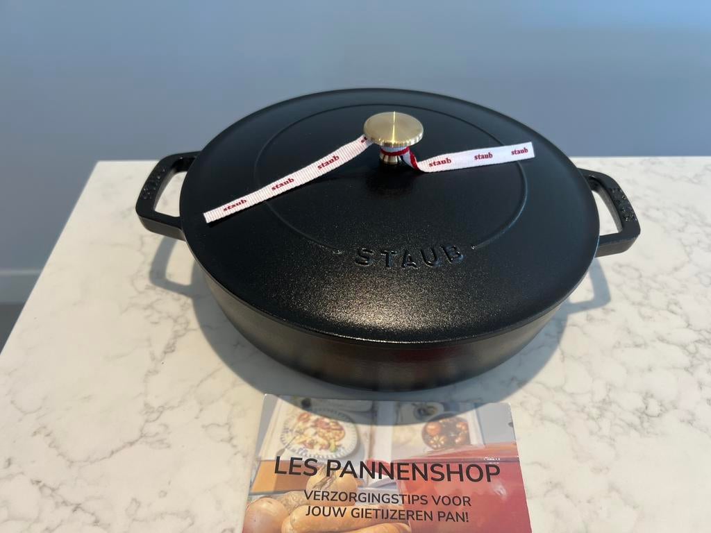 Nieuwe Staub Chistera mat zwart 26 cm, Huis en Inrichting, Keuken | Potten en Pannen, Gietijzer, Nieuw, Ophalen of Verzenden, Keramische plaat