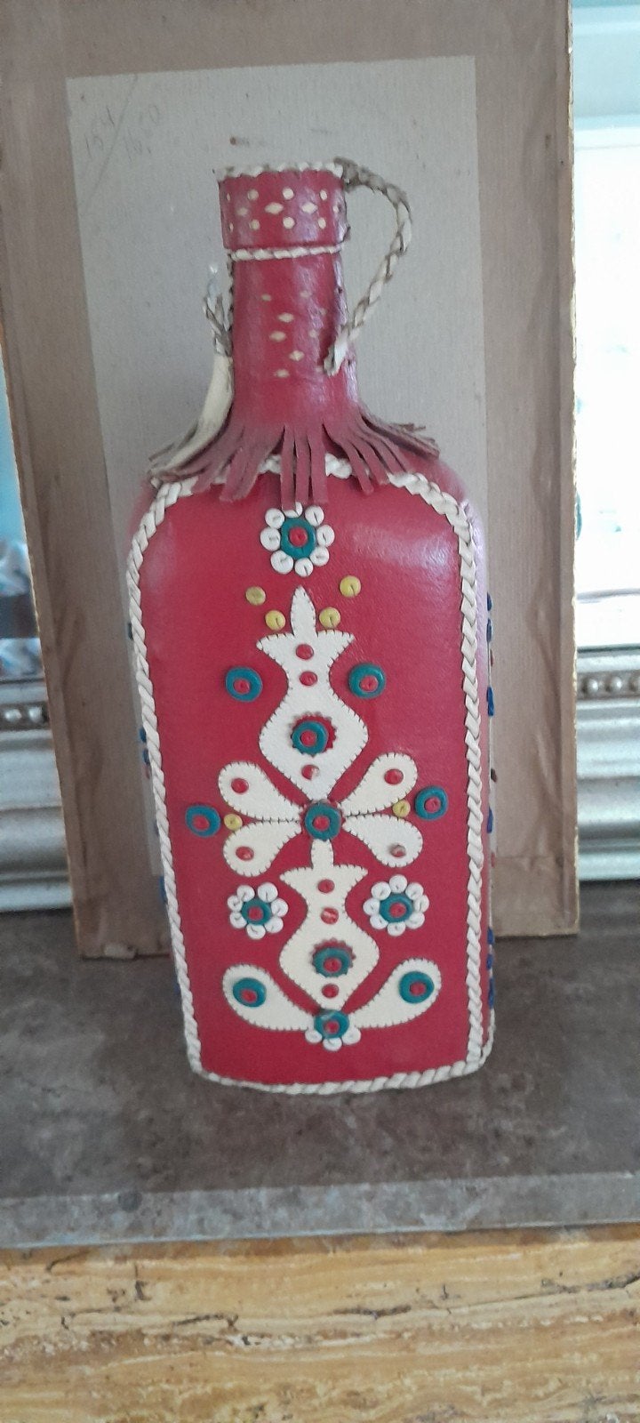 Prachtige fles bekleed met leer en kralen., Ophalen of Verzenden