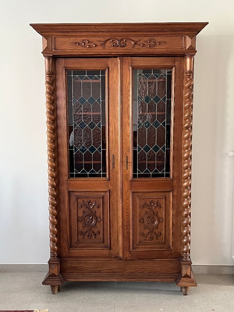 Boekenkast in massief hout met gedraaide spillen, Huis en Inrichting, Kasten | Boekenkasten, Ophalen, Glas, Met deur(en), Klassiek