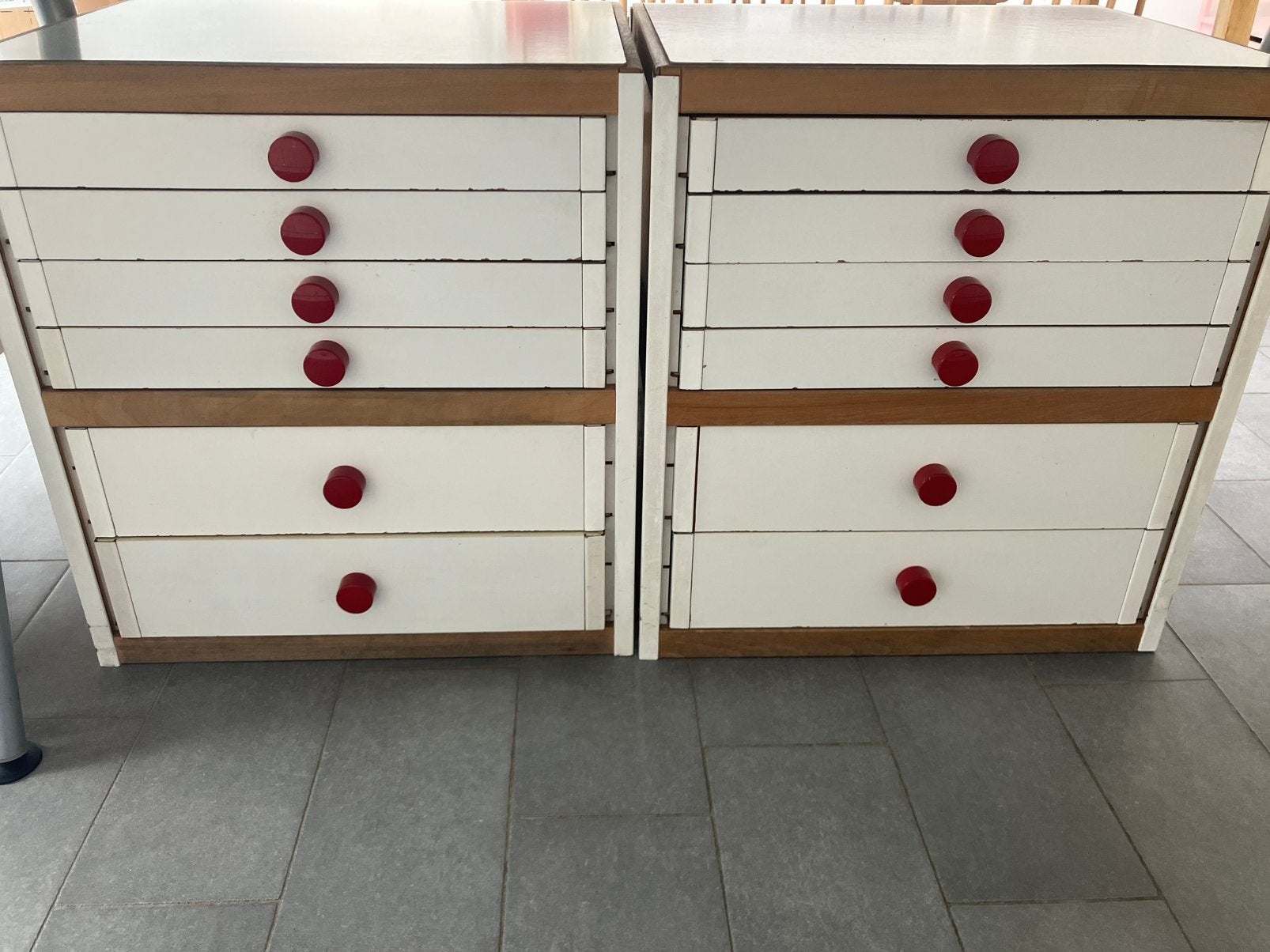 Kewlox - twee witte kastjes met rode knoppen en houtdetails, Enlèvement, Maison et Meubles
