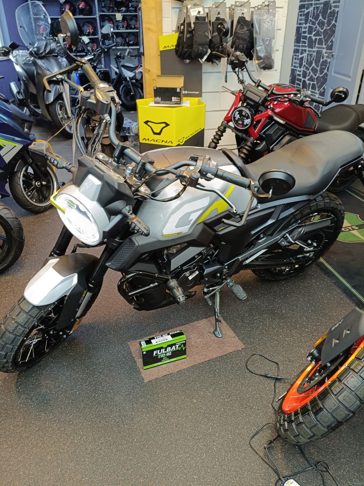 showroom model promo 3499 euro, Jusqu'à 11 kW, Naked bike, Neuf, Particulier
