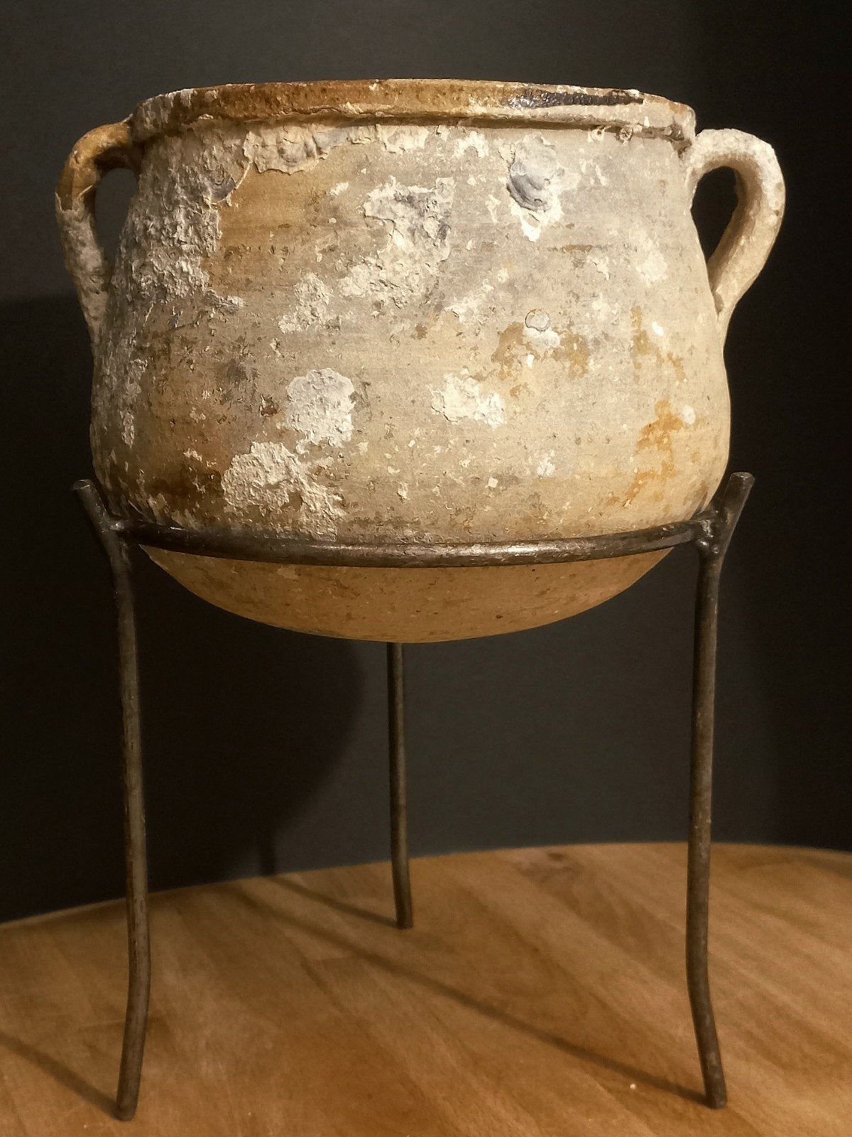 VERKOCHT.   Antieke of middelgrote pot