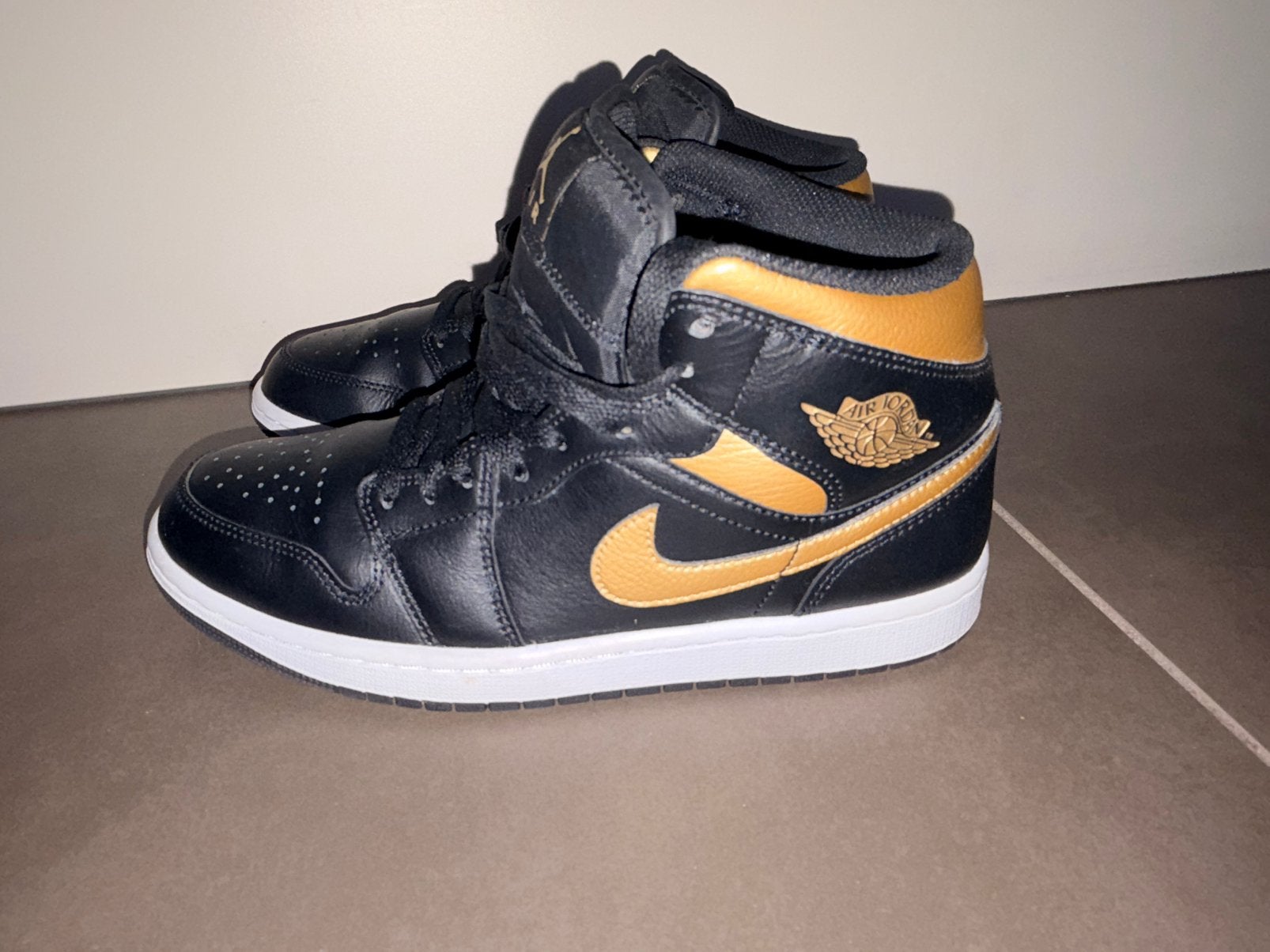 Nike Air Jordan 1 Mid Black Metallic Gold, Enlèvement ou Envoi, Comme neuf, Nike air Jordan, Baskets