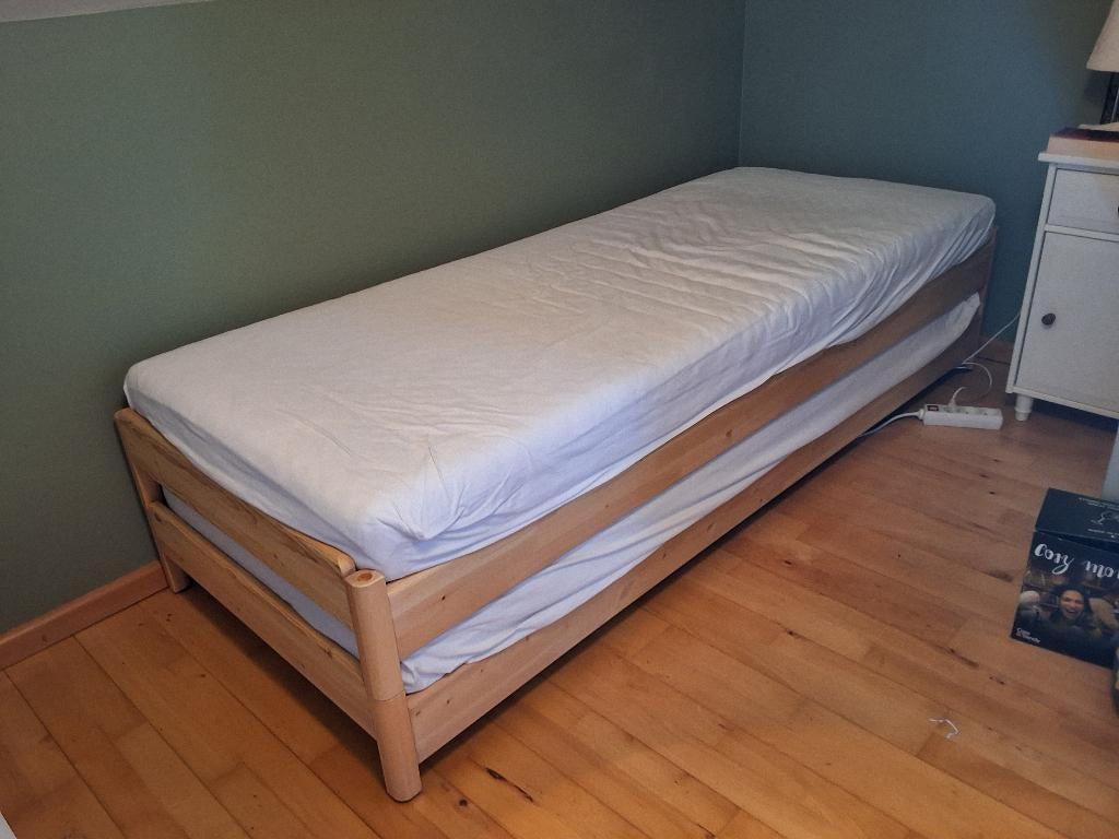 2 stapelbare Ikea eenpersoonsbedjes, Huis en Inrichting, Slaapkamer | Bedden, Ophalen, Verstelbaar, Eenpersoons, Beige