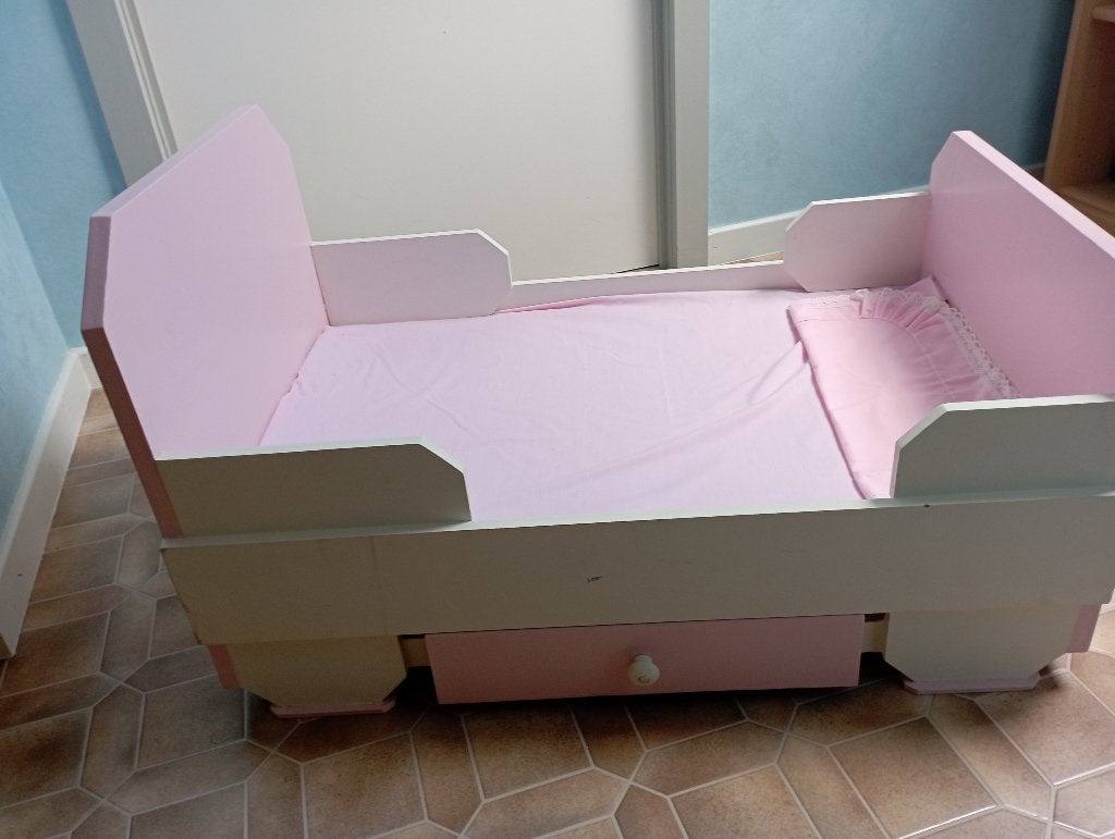 NOUVEAU : Un lit de poupée robuste fait maison, amusant, Enfants & Bébés, Jouets | Poupées, Enlèvement, Neuf