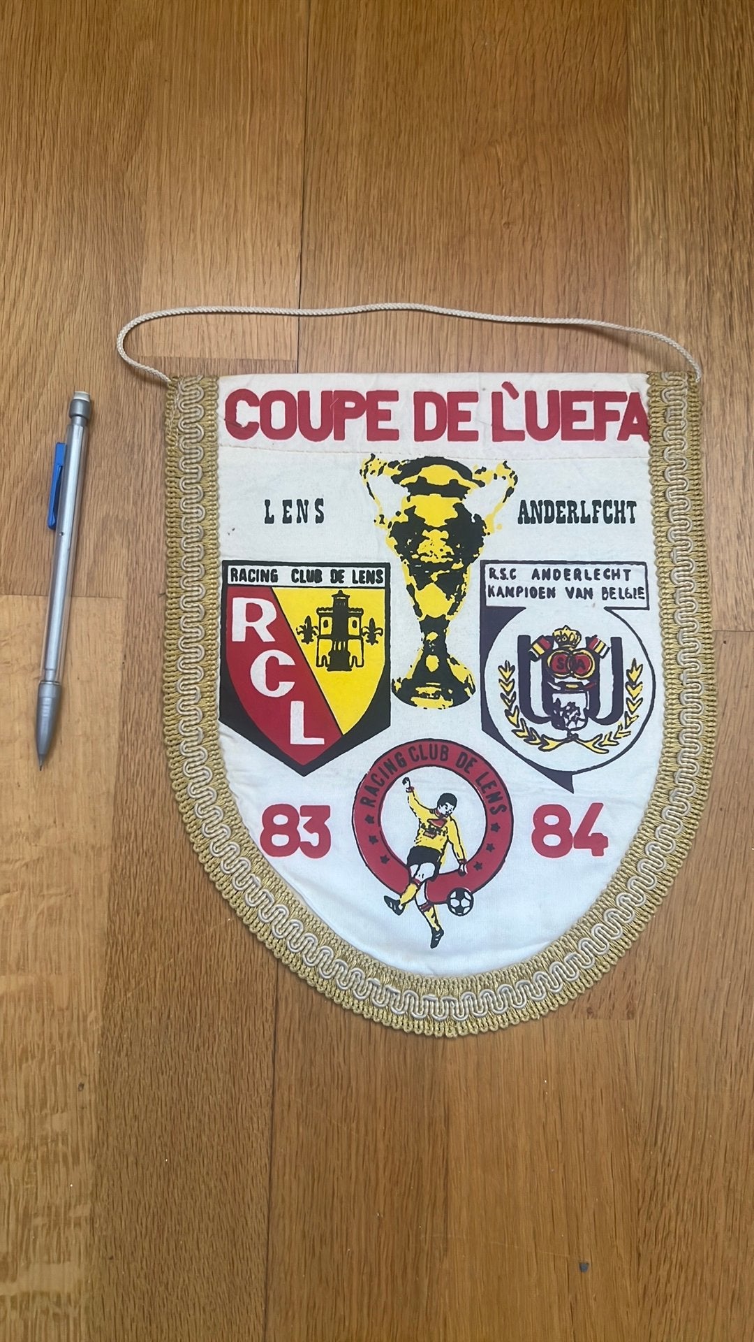 Fanion Lens Anderlecht 1983 UEFA, Verzamelen, Sportartikelen en Voetbal, Verzenden, Gebruikt, Vaantje of Sjaal