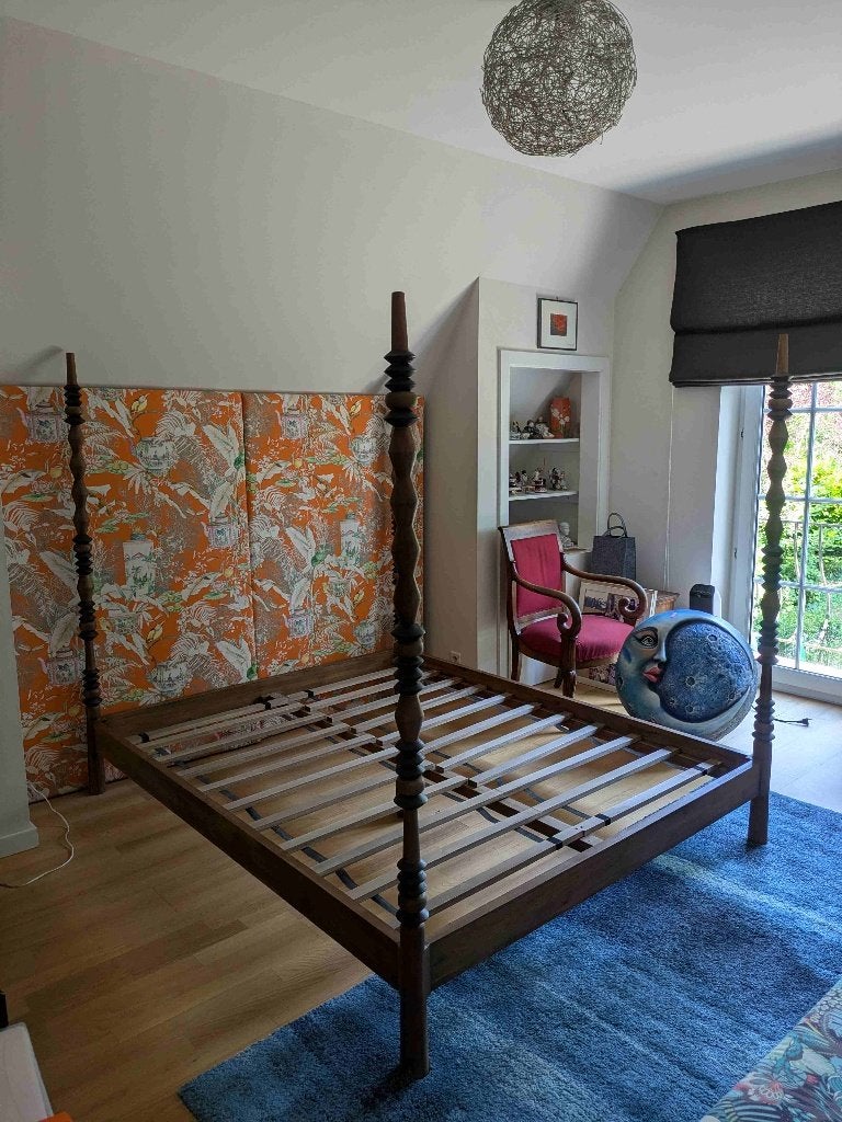 Lit double à baldaquin – Thin and Bold, Kuala Lumpur, Queen size, Style contemporain d'inspiration artisanale asiatique, Comme neuf