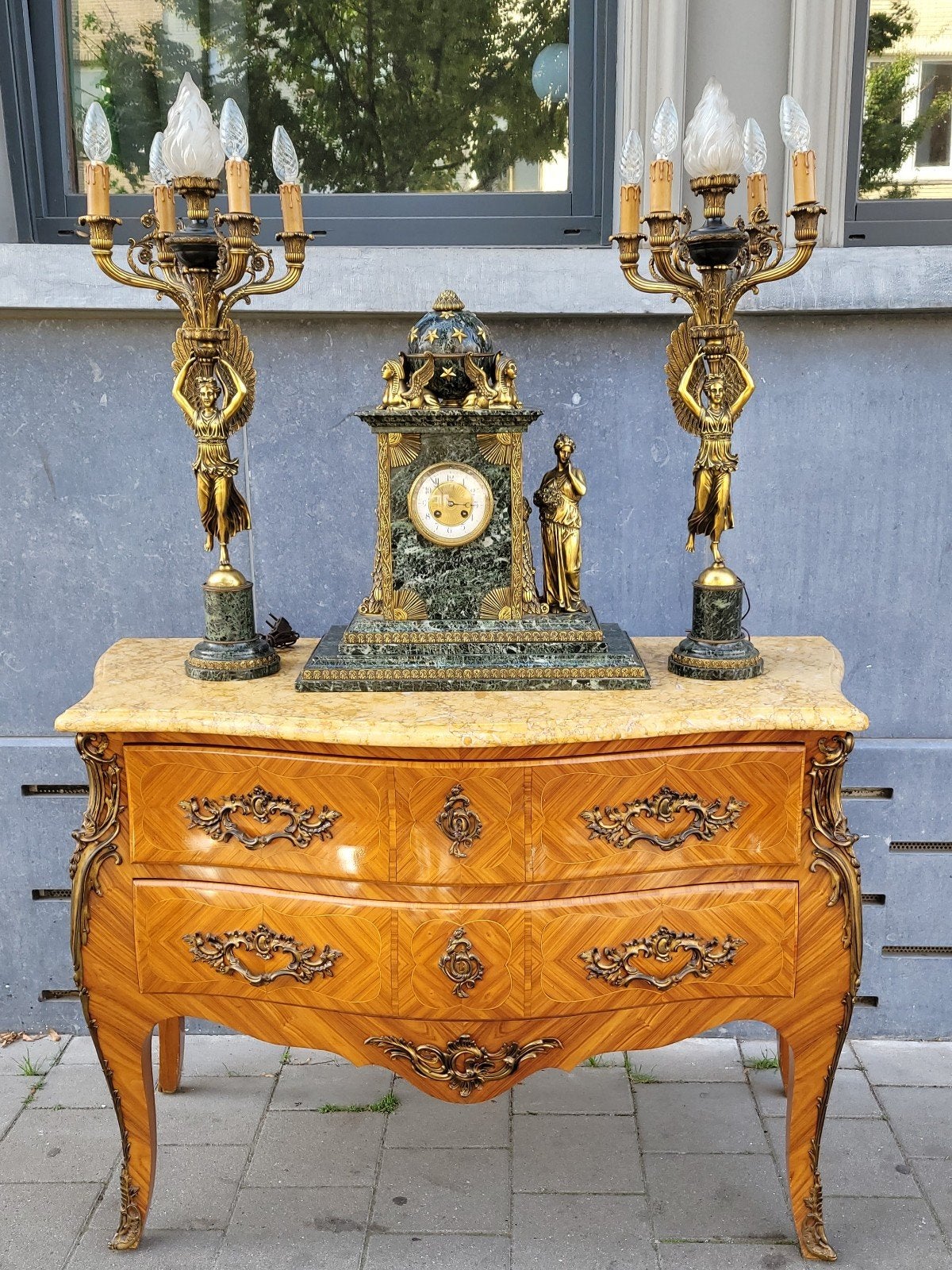 Een Franse commode in Lodewijk XV-stijl met  marqueterie, Huis en Inrichting, Ophalen