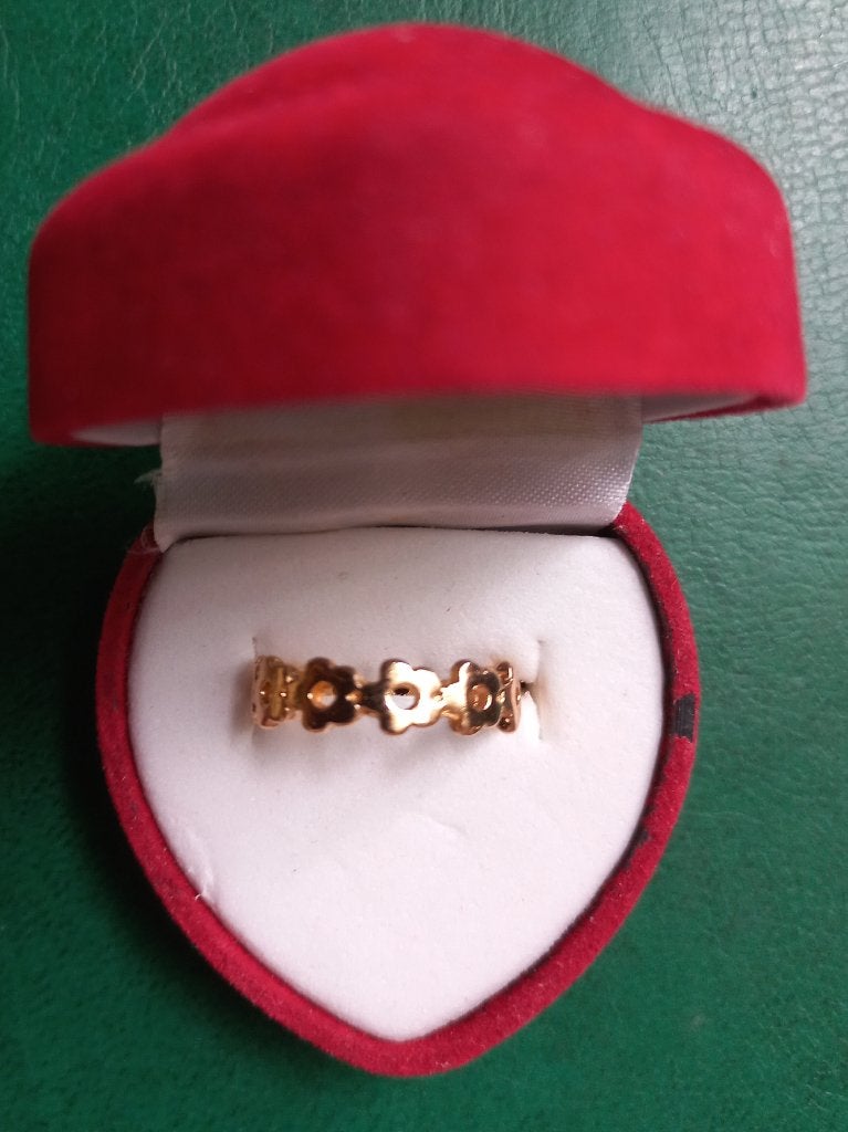 Bague - couleur or - motif floral (NOUVEAU), Bijoux, Sacs & Beauté, Bagues, Neuf, Enlèvement ou Envoi, Or, Plus petit que 17