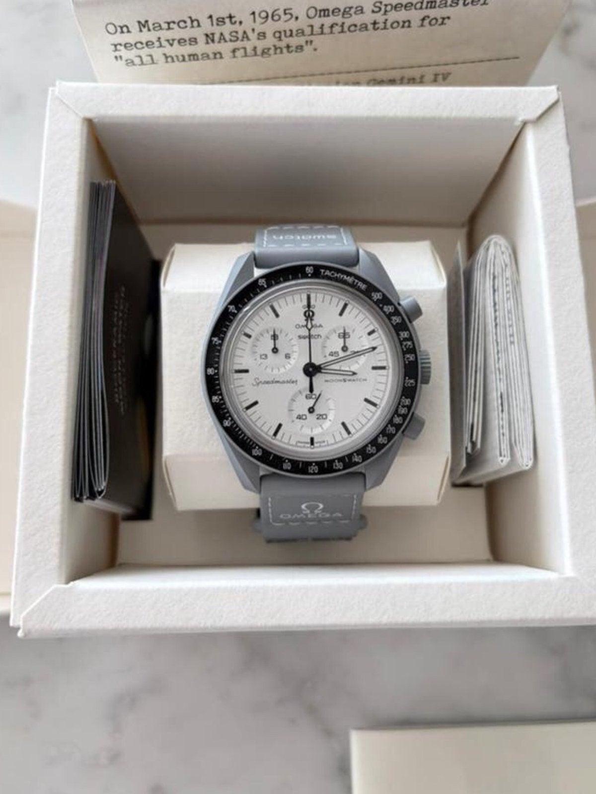Moonswatch 1965 nieuw., Handtassen en Accessoires, Ophalen of Verzenden, Nieuw