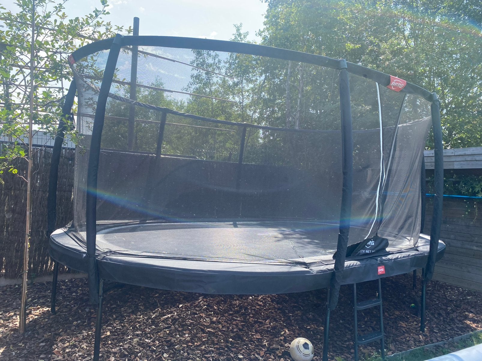 Trampoline Mountain, Enlèvement, Comme neuf