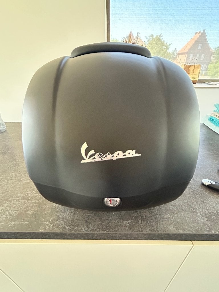 Vespa Topkoffer groot mat zwart met rugkussen nieuwstaat, Motoren, Accessoires | Koffers en Tassen, Ophalen, Zo goed als nieuw
