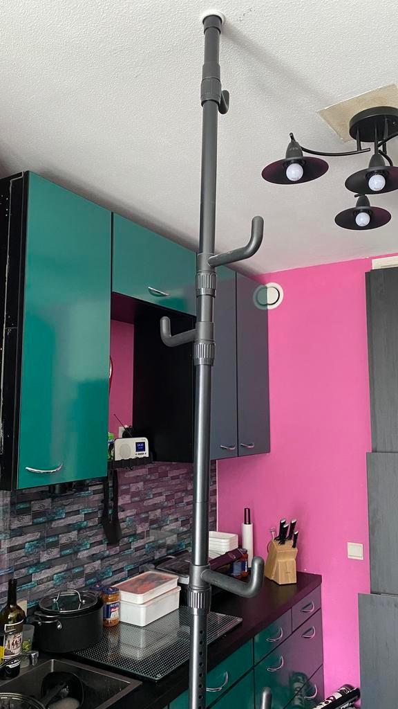 Zwart kledingrek van vloer tot plafond jassen tassen andere, Ophalen, Zo goed als nieuw