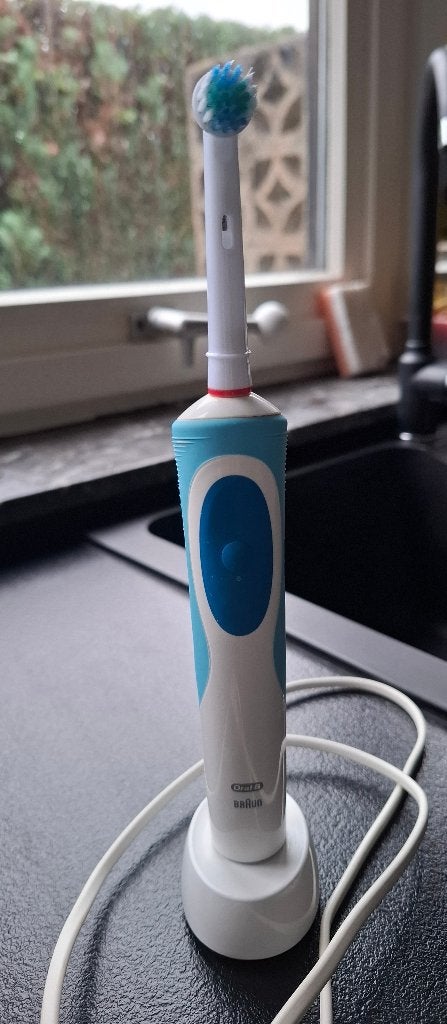 OralB Braun elektrische tandenborstel, Ophalen, Zo goed als nieuw, Tandenborstel