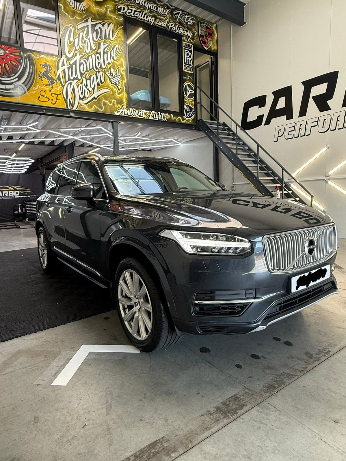 VOLVO XC90 T8 INSCRIPTION – 406 PK – BENZINE/HYBRIDE, Auto's, Lichtsensor, Overige kleuren, Leder, Bedrijf